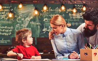 Annesi ve babası ile birlikte çocuk, çizim çocukluk