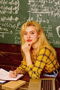 Başarılı öğretmenler bireyselleştirilmiş eğitim planları öğrencileri ile oluşturması. Öğrencilerin çalışmaları önceliği yapar. Öğretmen öğrencilere liderlik duygusu taşır.