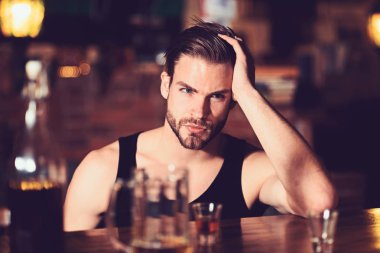 Bağımlılığı veya bağımlılığı. Alkollü adam adlı bar counter içme. Alkol. Adam içki güçlü alkollü içecek ve bira barda. Kısa alkol içki ile alkol bağımlısı. Alkol bağımlılığı