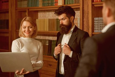 Bilgisayar kavramı. Şehvetli kadın bilgisayar kullanarak yeni proje göstermektedir. Dizüstü bilgisayarınızla Internet sörf öğrenci grubu. Bilgisayar üzerinde çalışıyor. For you teknoloji iş yapma