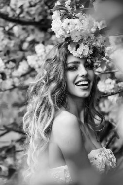 Seksi kız pembe çiçeği