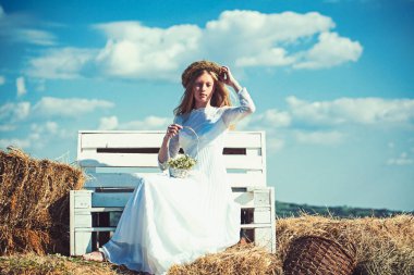 Çiçek kız düğünde tutun çiçek sepeti