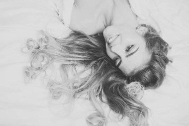 Lüks sağlık kavramı. Bayan ile yapmak yatağa rahatlatıcı.