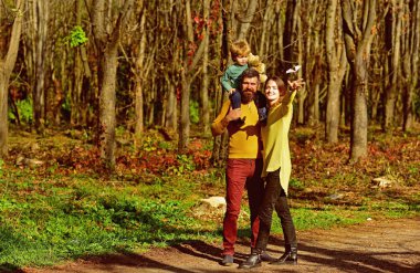 Baba ver evlat Atçılık anne başlatılması kağıt uçak ise eğlence parkı. Onların boş zaman zaman etkin aile oyun parkı. Sevdiğin insanlar ve şeyler zevk için biraz zaman var