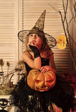 Cadı kız oyma jack o fener ile