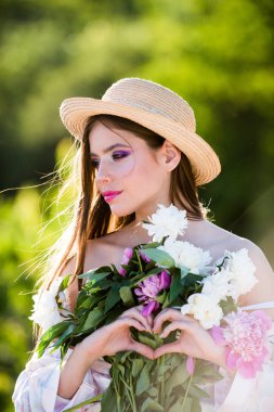 Genç ve kaygısız. Uzun saçlı kız yaz. Kadın moda makyaj ile. yüz ve cilt bakımı. Yaz aylarında seyahat. Bahar kadın. Bahar ve tatil. Doğal güzellik ve spa terapisi