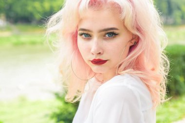 moda makyaj kız. Saç dökülmesi ve bakım. Güzellik Salonu ve Kuaför. Makyaj kozmetik ve cilt bakımı. Kadın moda portre. saç boyama. O harika bir tarzda var