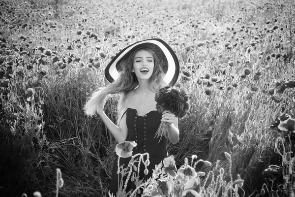 Menina no campo de sementes de papoila em chapéu retro — Fotografia de Stock