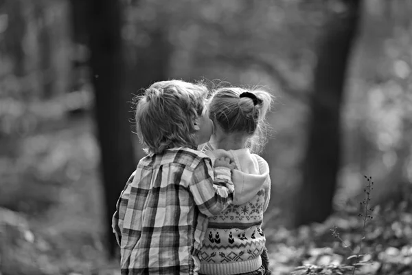 Beso de infancia, amor y confianza. Amistad infantil y desarrollo temprano de los niños — Foto de Stock