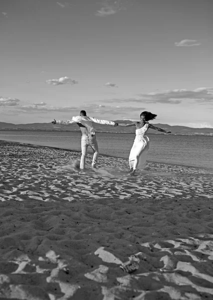 夏の休日や休暇を旅行します。一緒に夏の日を楽しんでいるカップルのダンスの関係が大好きです。愛のカップル ビーチの砂の上で踊る。家族とバレンタインの日。海でセクシーな男女 — ストック写真