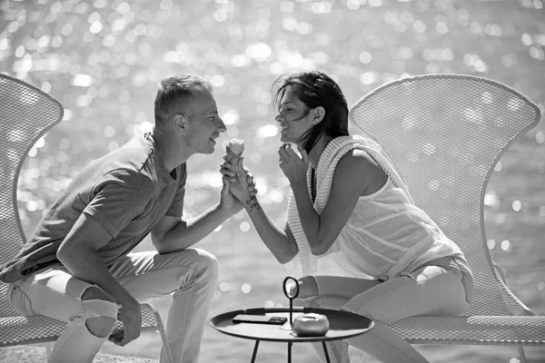 Verão de mulher sexy e homem comendo sorvete no café. Casal apaixonado relaxar no resort mar. Dia da família e dos namorados. Férias de verão e férias de viagem. Relações de amor de par que gosta de sol — Fotografia de Stock