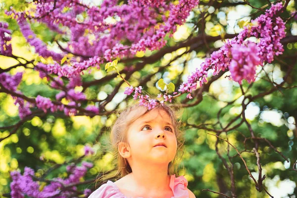 Hej sommar. Sommar flicka mode. Lycklig barndom. ansikts- och hudvård. allergi mot blommor. Springtime. Väderprognos. Små barn. Naturlig skönhet. Barnens dag. Liten flicka i soliga våren — Stockfoto