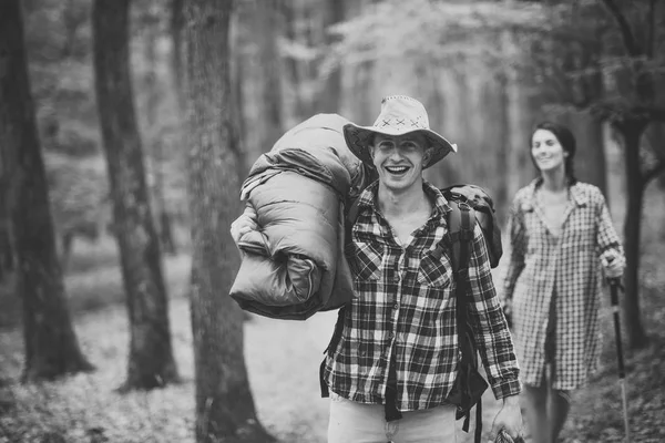 Casal jovem com rostos felizes caminha. Homem com mulher caminhadas — Fotografia de Stock