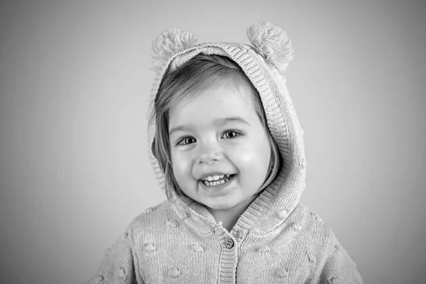 Kis elegáns szépség. szórakozás. kis lány gyermek mosolyogva. Kis kincs. kis boldog lány. gyermekkor és a boldogság. őszi és tavaszi gyerek divat — Stock Fotó