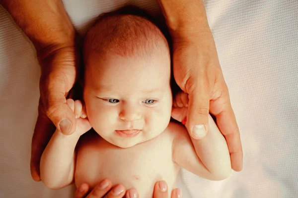 Ευτυχισμένος φροντίδα. Φροντίδα νεογέννητου μωρού. Μαιευτική και φροντίδα του νεογέννητου. Μωρό αγόρι ή κορίτσι ευτυχισμένη χαμογελώντας. Μαιευτικής και Γυναικολογίας. Κάνουν υγιεινές επιλογές για εσάς και το μωρό σας — Φωτογραφία Αρχείου