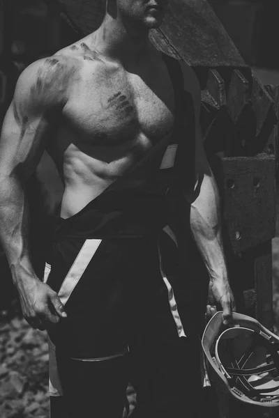 Homme, constructeur ou bodybuilder au visage strict . — Photo