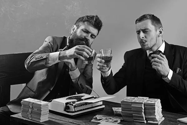 O negócio acabou. Empresários escrevem relatório financeiro enquanto bebem e fumam. Investimento bem sucedido nos negócios. Parceiros de negócios com dinheiro. Corretores de dinheiro contando aumento de lucro — Fotografia de Stock