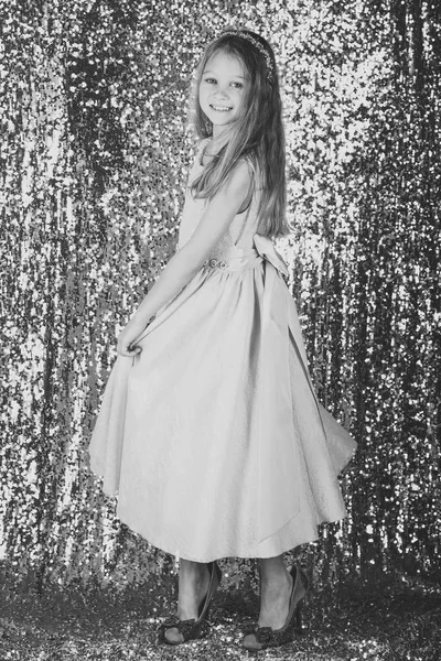 Παιδί κορίτσι στο φόρεμα κομψό αίγλη, κομψότητα. παιδί με μακριά μαλλιά σε φόρεμα — Φωτογραφία Αρχείου