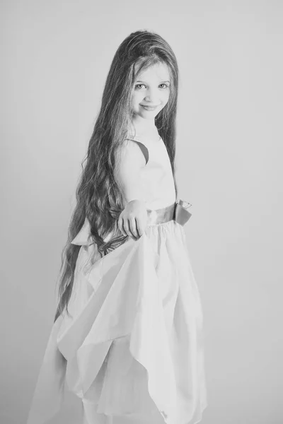 Malá dívka dítě model v krásné šaty. — Stock fotografie