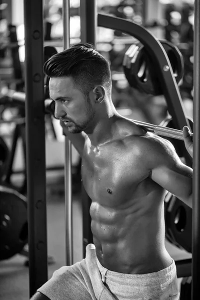 Musculoso hombre entrenamiento en gimnasio — Foto de Stock