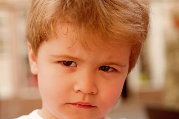 Aktualisieren Sie Ihren Stil. kleines Kind mit stylischem Haarschnitt. kleines Kind mit Kurzhaarschnitt. kleiner Junge mit blonden Haaren. gesunde Haarpflege-Tipps für Kinder. Haarpflegeprodukte. Er ist viel zu ernst — Stockfoto