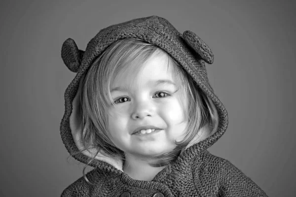 Kis lány gyermek mosolyogva. Szemtelen kis lány. kis boldog lány. őszi és tavaszi gyerek divat. gyermekkor és a boldogság. szórakozás. Kis kincs. vicces ruha pizsama — Stock Fotó