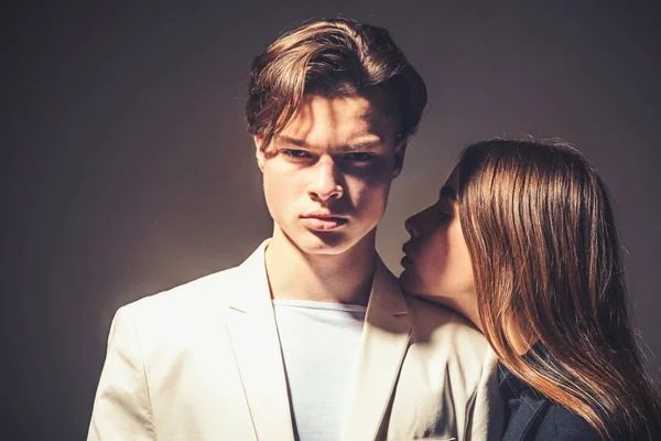 Homem e mulher. Amor e indiferença. Beleza e moda. Casal de moda apaixonado. Estilo de cabelo e cuidado da pele. Relações de amizade. Ligações familiares. Expressando sentimentos — Fotografia de Stock