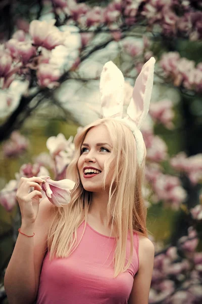 Vrouw of leuk meisje blij met magnolia bloem — Stockfoto
