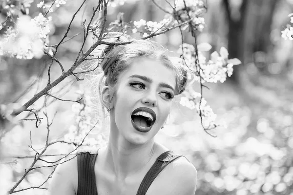 Menina bonita em flor — Fotografia de Stock