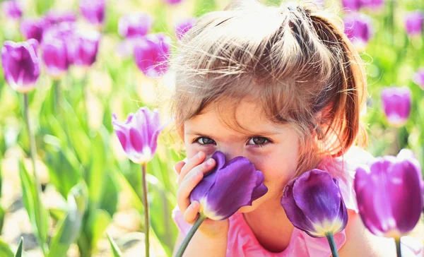 Niebezpieczeństwo w wazonie. Pielęgnacja skóry twarzy. Alergia na kwiaty. Małe dziecko. Naturalne piękno. Dzieci dzień. Dziewczynka w słoneczny wiosenny. Moda dziewczyna lato. Szczęśliwe dzieciństwo. Tulipany wiosna. Prognoza pogody — Zdjęcie stockowe