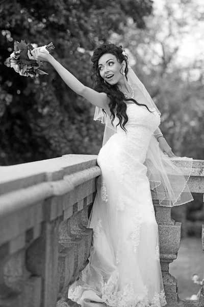 Woman with wedding bouquet. Woman with flowers on balcony — Stock Photo, Image