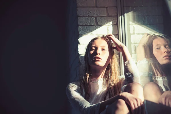 Modelo de belleza con cabello rubio mojado. Mujer sensual relajarse en la ventana. Mujer con cara de piel joven. Chica albina con aspecto sexy. Moda belleza y apariencia, espacio de copia — Foto de Stock