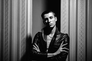 Seksi kaslı adam. Erkek moda ve stil. Kendinden emin ve başarılı. Moda portre bir adam. Maço erkek altı paketi ile. Onun tarzı kendine güvenen. Genç ve ücretsiz