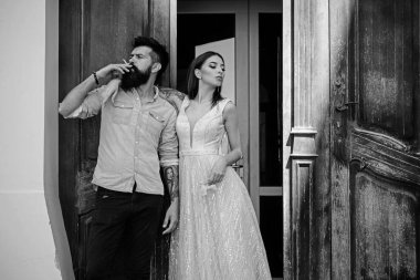 Onunla bir alışkanlık haline yasaktır büyüdü. Sakallı adam duman açık. Aşık çift içme molası var. Romantik Çift şehvetli kadın ve sakallı dostum. Kötü alışkanlık ve bağımlılığı