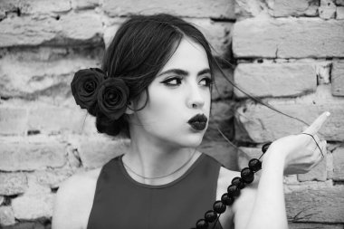 Kırmızı ruj ile ördek dudak somurtarak kadın