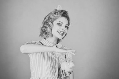 Kriz ve kredi, kredi, retro kadın.