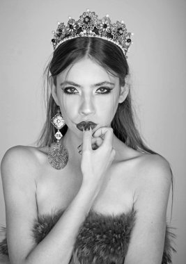 Lüks crown ve küpe takı içinde kadın. Kozmetik makyaj ve Cilt Bakımı, Kuaför için. Moda kız zarif görünüme sahip. Moda ve güzellik kraliçesi. Yumuşak deri, zerafet kadınla için makyaj.