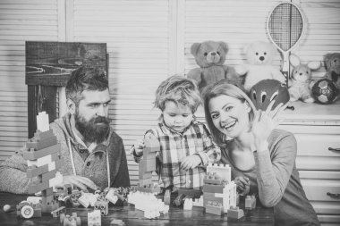 Anne ve çocuk mutlu yüzler ile tuğla yapılar yapmak.