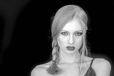 Makyaj göz ve cilt bakımı şehvetli kız. Kuaför ve güzellik salonu. PIGTAIL sarışın saçlı kız. Seksi kadın siyah izole sarı saçlı. Manken makyaj ve şık bir saç modeli ile.