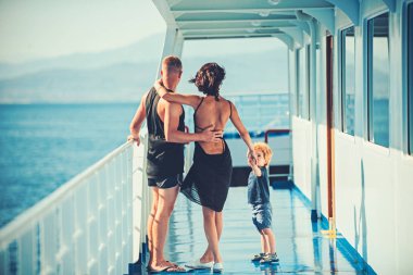 Aile Anne ya da babalar gününde çocukla seyahat. Aile deniz gezisi.