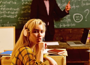 Öğrencilerin çalışmaları önceliği yapar. Öğretmenler her zaman okul toplumu önemli bir parçasıdır. Çevrimiçi öğretmen her zaman bağımsız olarak seçebilirsiniz.