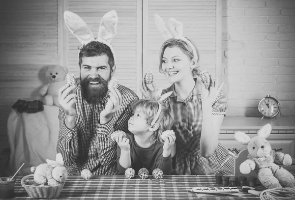 Pai, mãe e filho pintar ovo artesanal . — Fotografia de Stock