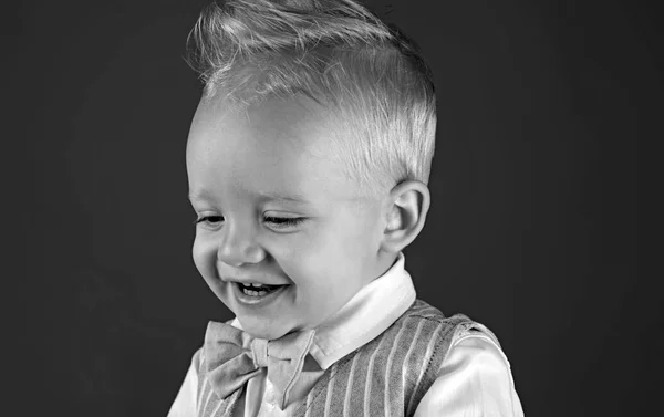 Corte de pelo que es fácil de manejar. Niño niño con el pelo rubio con estilo. Consejos de cuidado del cabello saludable para los niños. Niño pequeño con corte de pelo desordenado. Niño pequeño con corte de pelo corto. Productos para el cuidado del cabello —  Fotos de Stock