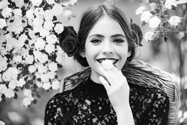 Щаслива молода іспанська дівчина в зеленому весняному саду — стокове фото
