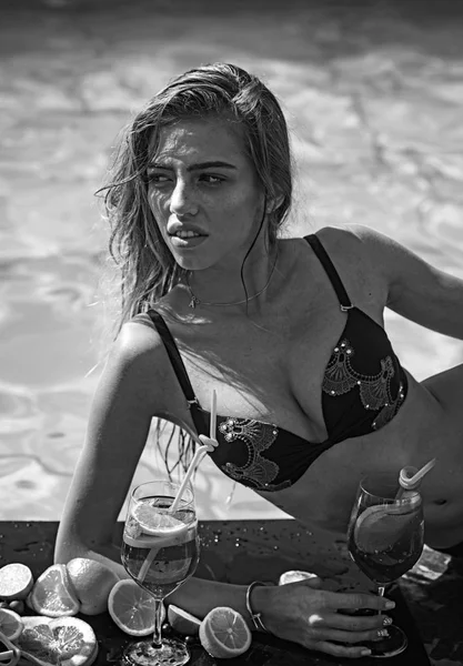 Fiesta en la piscina relajarse en el balneario. fiesta en la piscina con la chica sexy feliz beber cóctel —  Fotos de Stock