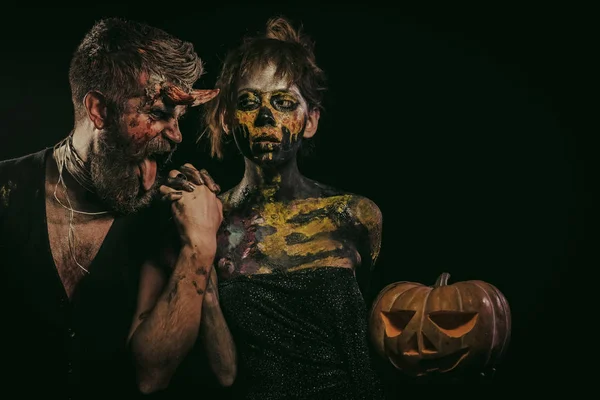 Halloween ragazza con cranio trucco e hipster diavolo spettacolo lingua — Foto Stock