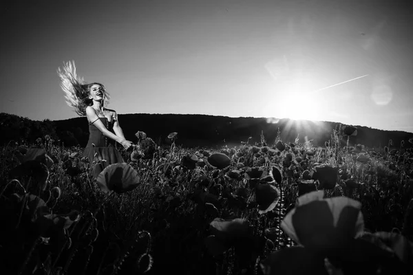 Menina muito feliz no campo de sementes de papoila — Fotografia de Stock