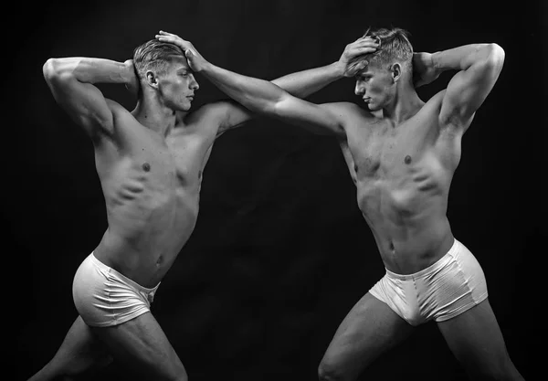 필 라 테 스 나 요가 훈련의 서커스 체조 섹시 한 근육 질 몸매와 서커스 쌍둥이. — 스톡 사진