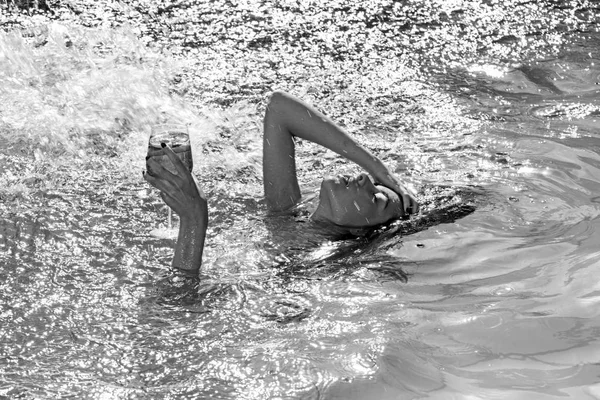 Frissítő és úszás a nyári medence. frissítő asszony-vízzel, koktélok és gyümölcsök — Stock Fotó