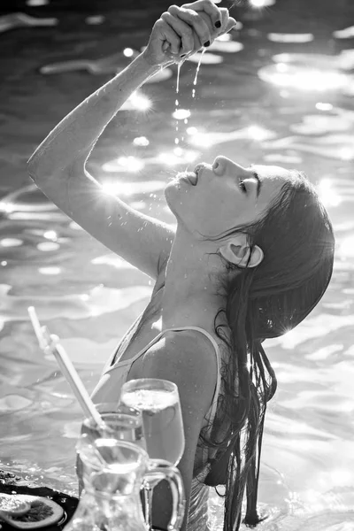 Mulher espremer suco de frutas laranja no bar da piscina — Fotografia de Stock